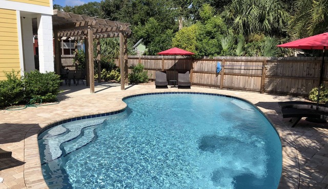 F4, Downtown, POOL, 2 king beds, 2 full bathrooms, free onsite parking!