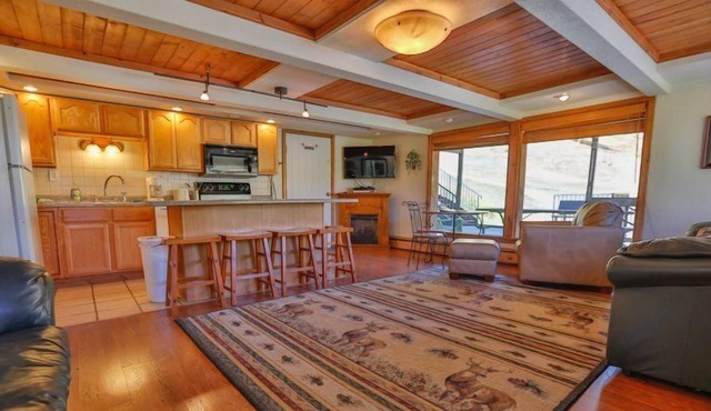 F9: This spacious one bedroom condo which includes a fireplace is only steps from the slopes.
