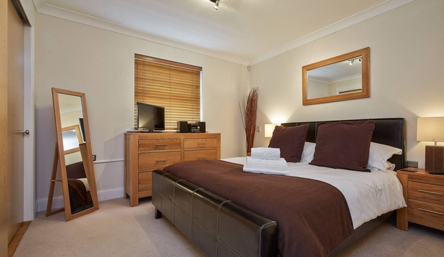 Fab 2 Bed 2 Bath apt w/parking Jago Court Newbury