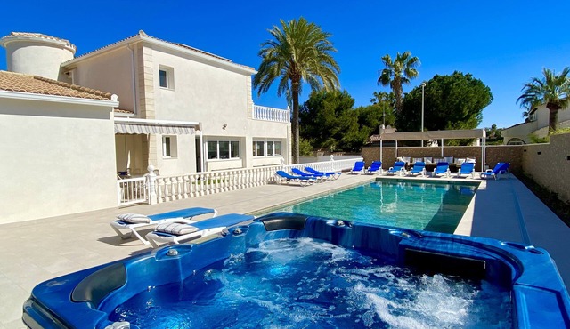 Fab Beach Villa ! Only 3 Minute walk to La Zenia Beach 6 Bedrooms 5 Bathrooms