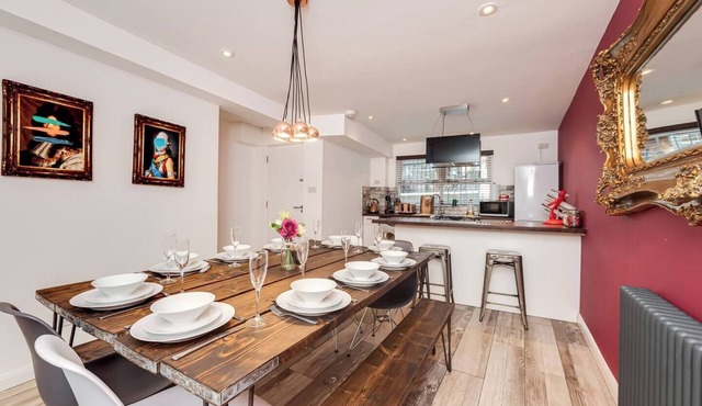 Fab city centre pad within the busy and vibrant Kemp Town area of Brighton with sea views.