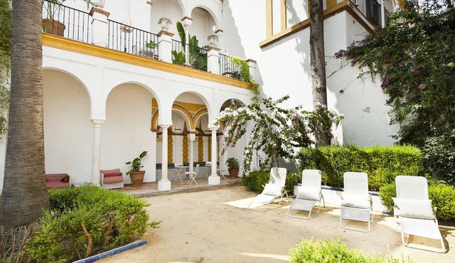 FAB HOUSE WITH GARDEN & POOL HISTORIC CENTER BEHIND CATHEDRAL
