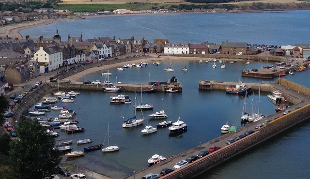 FAB LOCATION - CENTRAL YET ONLY 80 M FROM SEA