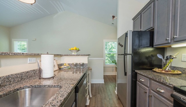 Fab NY Style Townhome 5 min to downtown Asheville 1 car garage!Ski Hike Bike!