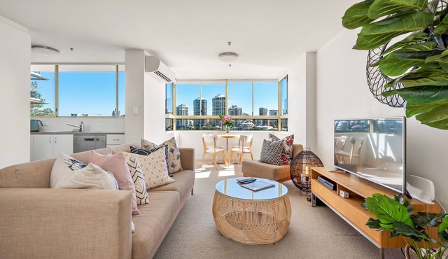 Fab! ~ Skyline City, Water + Story Bridge Views