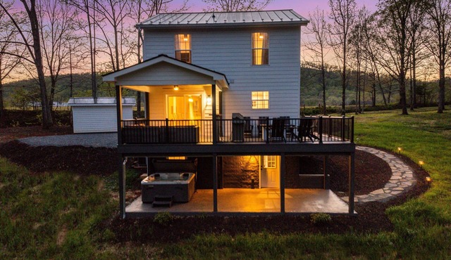 Faber Farmhouse: Hot Tub Near & Wineries/Breweries