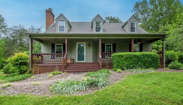 Faber VA Hilltop Escape - On Route 151 - Sleep 10 - New Sauna, Firepit and Deck
