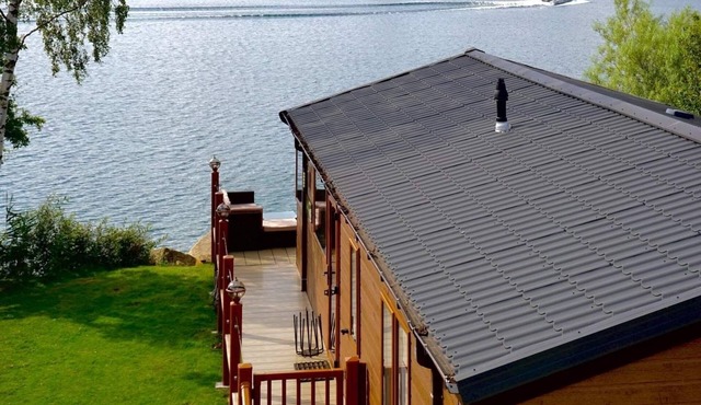 Fable Lodge - Lakeside lodge with sunken hot tub at Tattershall Lakes