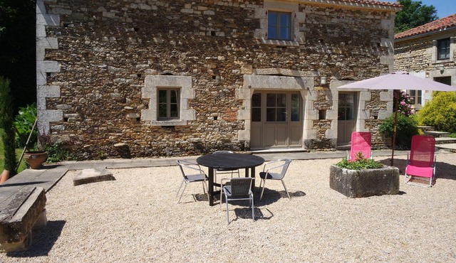 Fabulous Character Gite - Pool, Tennis Court, With Wi-fi & Wood-Burning Stove