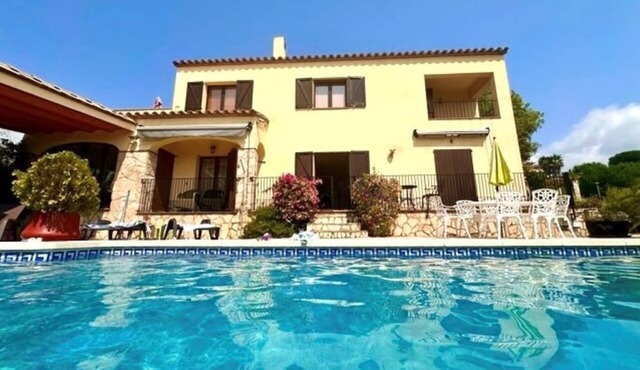 FABULOSA! LUXURIOUS, RELAXING VILLA. SEA VIEWS, 8M POOL, 300MG FIBRE, AIRCON+GYM