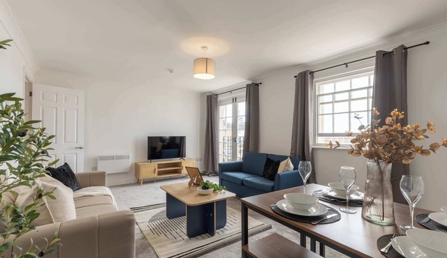 Fabulous 1 Bed Harbour-side Apartment with Balcony