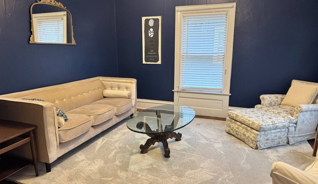 Fabulous 1 bedroom apartment in Jamestown. Close to everything. Pet friendly