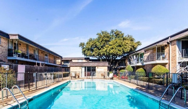 Fabulous 1-bedroom condo with AC in Dallas, swimming pool, washer and dryer