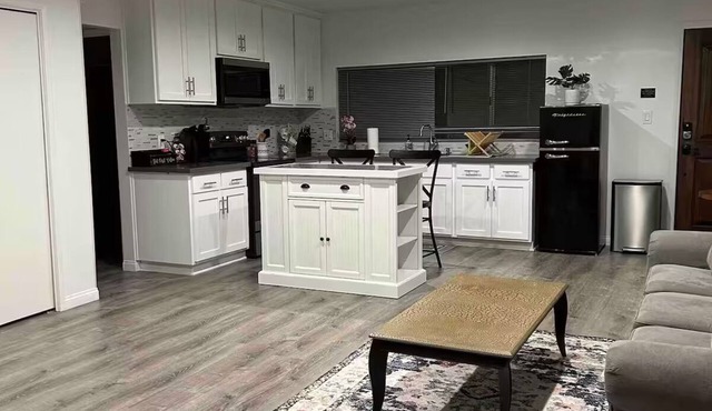 Fabulous 1-bedroom Guesthouse with AC in sunny Los Angeles