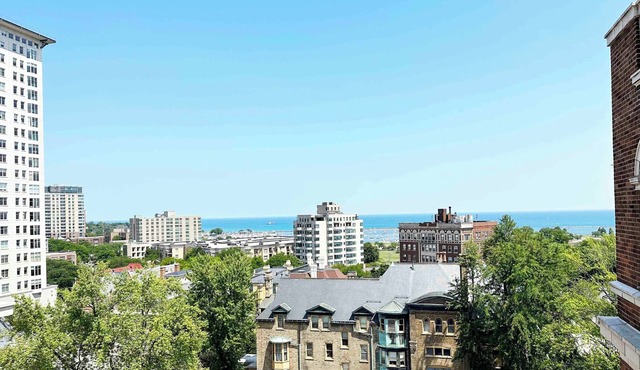 Fabulous 1-bedroom with elevator, fitness, onsite.WiFi. in vibrant Milwaukee