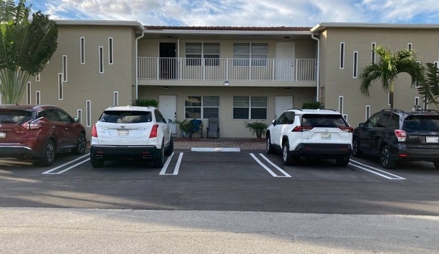 FABULOUS 1BR/1BTH CONDO - 1/2 BLOCK TO BEACH