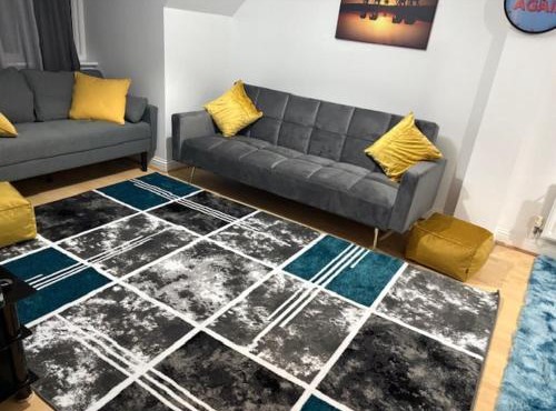 Fabulous 2 Bed Flat near station sleeps up to 6 - min 3 nights