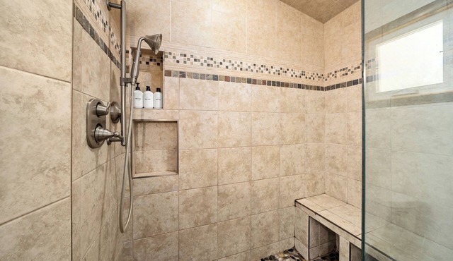 Fabulous 2-bedroom hotel in enchanting Hendersonville with AC