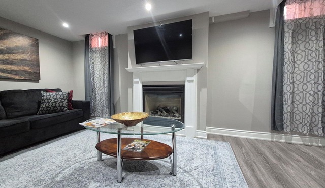 Fabulous 2-bedroom apartment with AC in charming Whitby