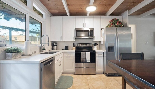 Fabulous 2-bedroom cottage with AC in La Jolla
