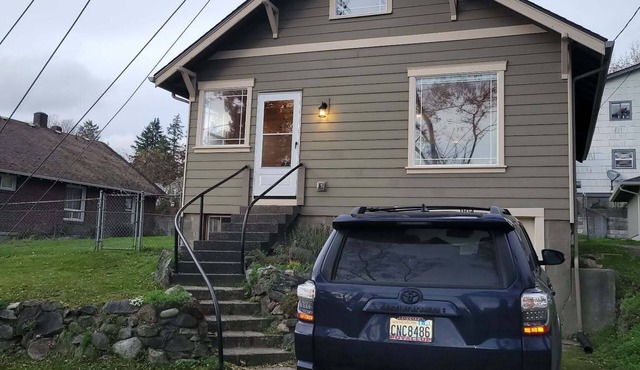 Fabulous 2-bedroom house in Bremerton w/view of Manette Bridge