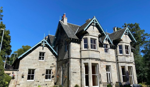 Fabulous 2 Bedroom House just outside Edinburgh