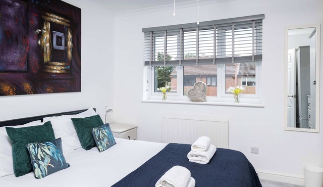 Fabulous 2 Bedroom House with Parking in Taunton