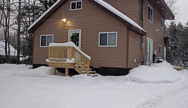 Fabulous 2-bedroom house abutting Mountain Lake perfect for your getaway