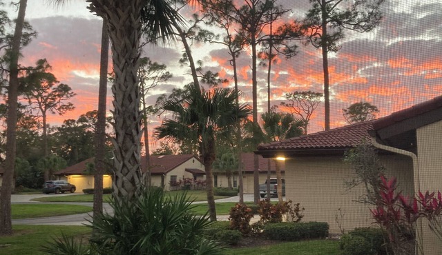 Fabulous 2-bedroom villa steps from heated pool and 15 minutes from Siesta Key