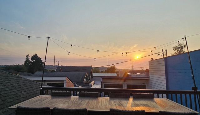 Fabulous 2-BR place with AC in vibrant Seattle with amazing private roof deck.