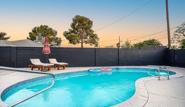 Fabulous 3 bd w/Pool! 10 mins from Strip/Airport!