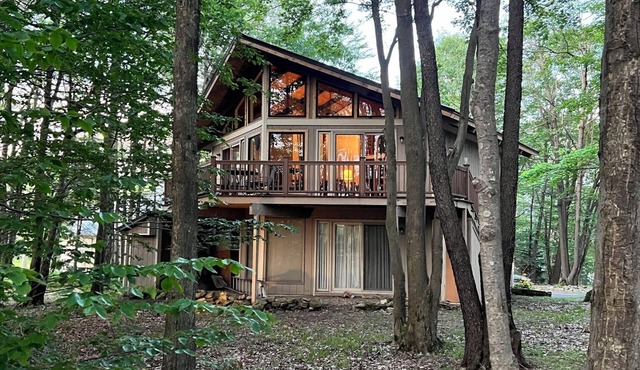 Fabulous 3-bedroom chalet in Hidden Valley, PA; walk to the slopes!