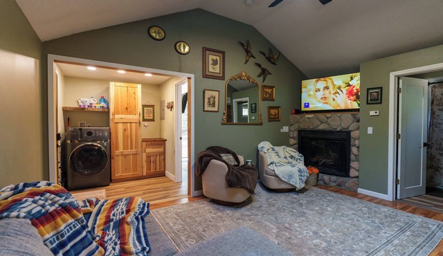 Fabulous 3-bedroom cabin in welcoming Webb Lake perfect for relaxing