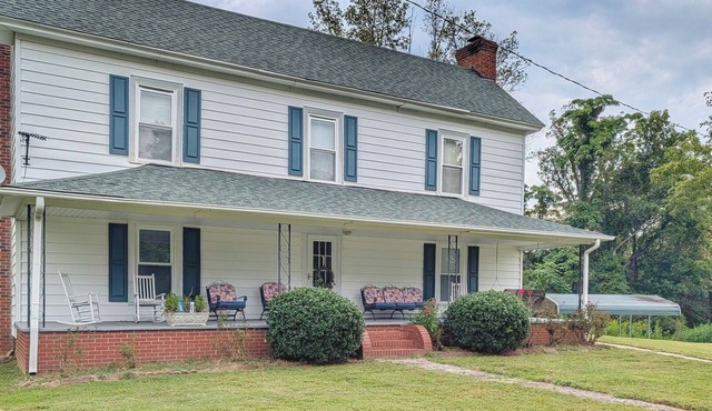 Fabulous 3-bedroom Farmhouse Minutes from Hanging Rock State Park