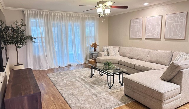 Fabulous 3-bedroom house with AC in charming Sacramento