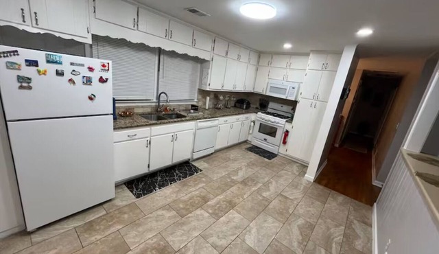 Fabulous 3-bedroom house with AC in charming Jonesboro