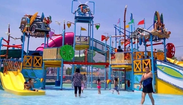 Fabulous 3-bedroom house with Garage Game Room ! 3 blks to Beach ! AC/Barbeque