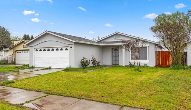 Fabulous 3-bedroom house with AC in charming Merced Near the Airport