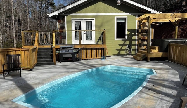 Fabulous 3Bed 3 bath Cottage Pool Hot tub Games