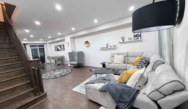 Fabulous 3BR 2 BATH townhome vibrant South Mississauga near Airport & QEW