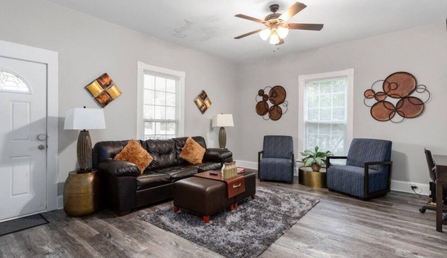 Fabulous 3BR bungalow Close to Downtown Fast WiFi