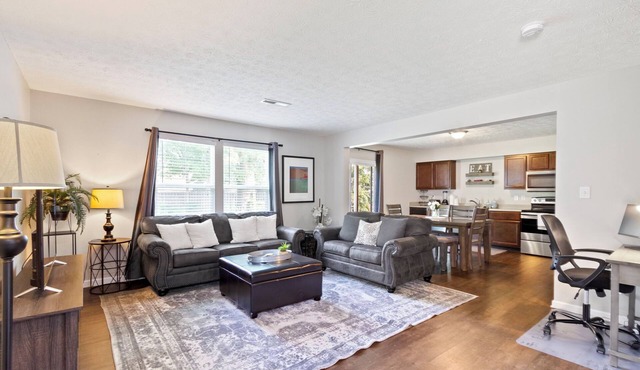 Fabulous 4 Bed/2.5 Bath - Near Speedway, Sleeps 8