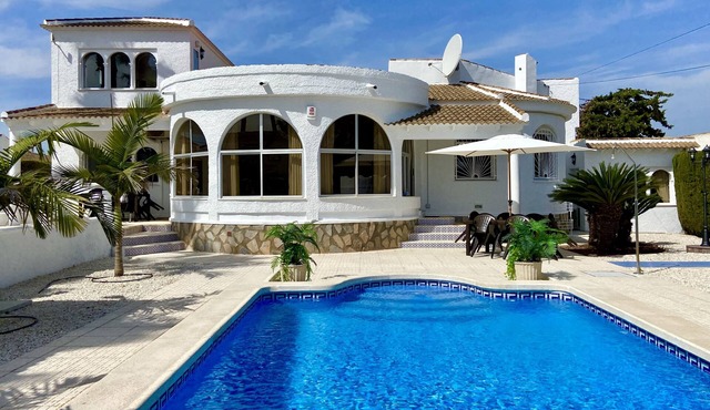 Fabulous 4 bedroom 3 bathroom large family villa with private pool