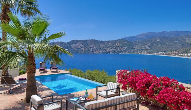 Fabulous 4 bedroom villa with private pool and amazing views of the bay