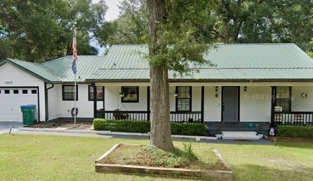 Fabulous 4 Bedroom Family-Friendly Cottage w/Large Fenced Yard in Newberry, FL