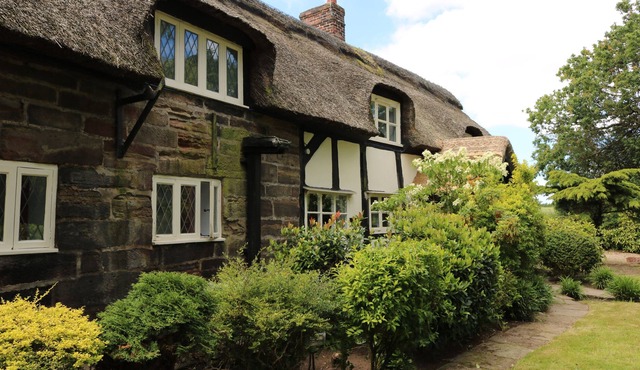 FABULOUS 4 BEDROOM THATCHED COTTAGE