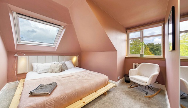 Fabulous 4-bedroom house in tranquil Giffnock perfect for families