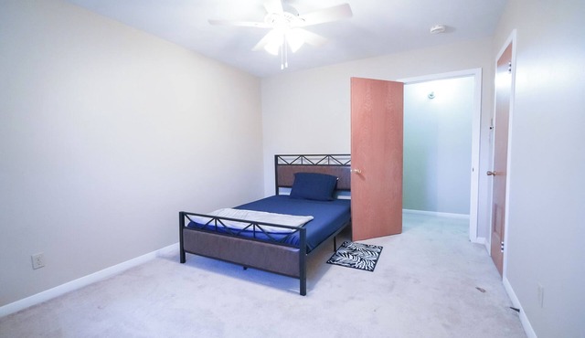 Fabulous 4-bedroom house with AC in charming Baytown