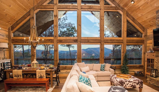 Fabulous 4-Bedroom Mountain Cabin, Breath-Taking Views, Heart of Aska Adventure