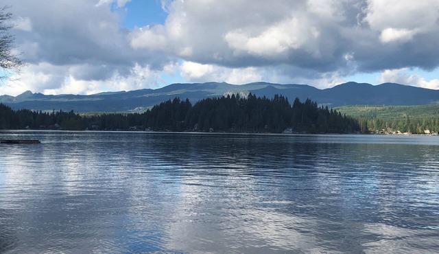 Fabulous 4-bedroom lake house directly on Lake Cavanaugh